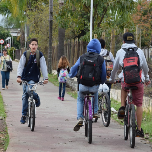 pessoas andando de bicicleta